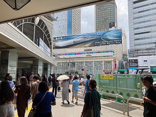 (2)京急品川駅の改札越しに、大きな横断歩道があります